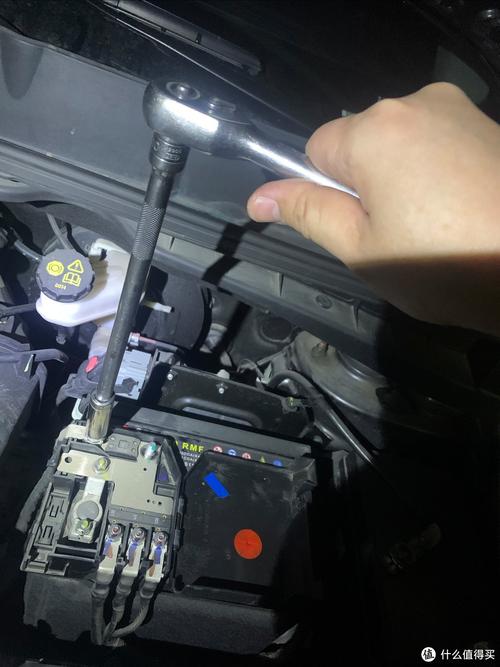 斯巴鲁2015款森林人 斯巴鲁2015款森林人换电瓶教程