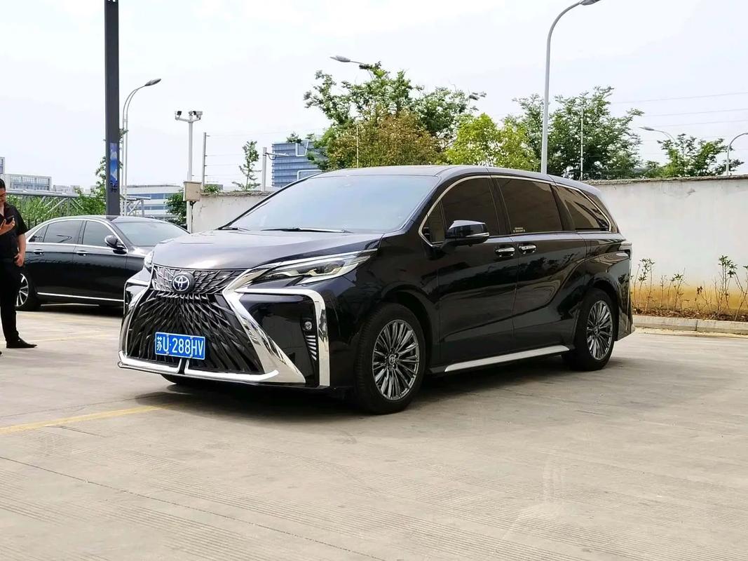 丰田商务车格瑞维亚2023款/丰田商务格兰维亚